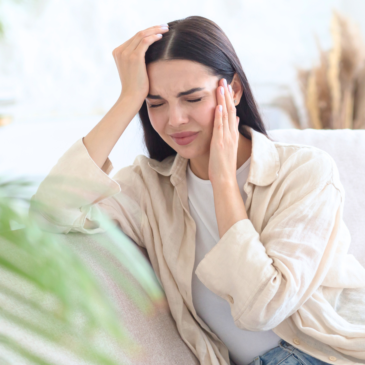 woman experiencing tmj pain in need of tmj treatment