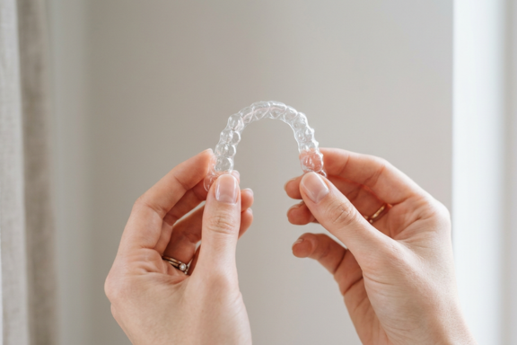 an invisalign aligner that can be used to fix crowded teeth
