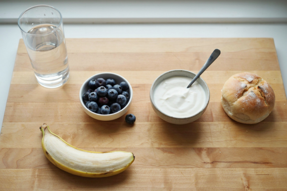 foods that are okay to eat with braces like yogurt, bananas, bread, berries, and water